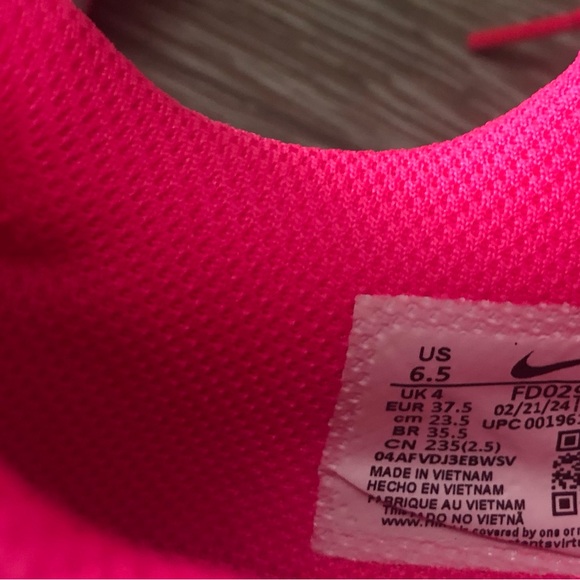 Nike Pink and White Air Max Sneakers with Sporty Design - Picture 12 of 15